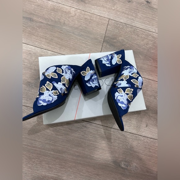 Sole Society Shoes - ⭐️PRICE⬇️
SOLE/SOCIETY • Blue Flowers Suede Mule/Slip On Sandal • sz 7 •